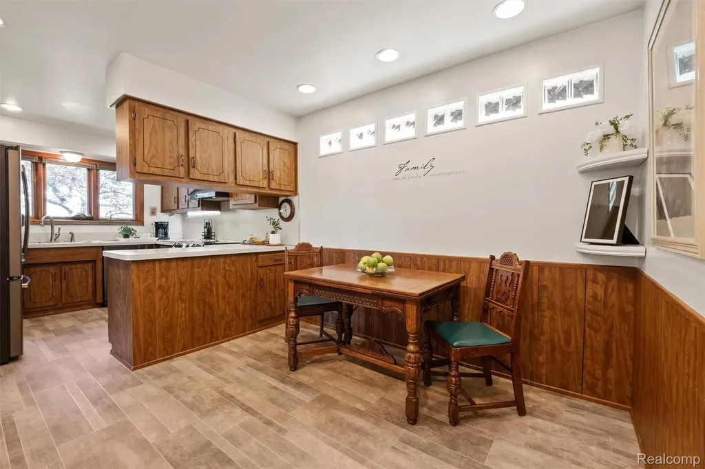 2366 Cumberland Drive Troy City MI 48085