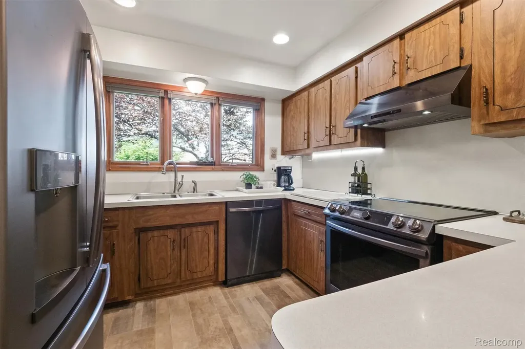 2366 Cumberland Drive Troy City MI 48085