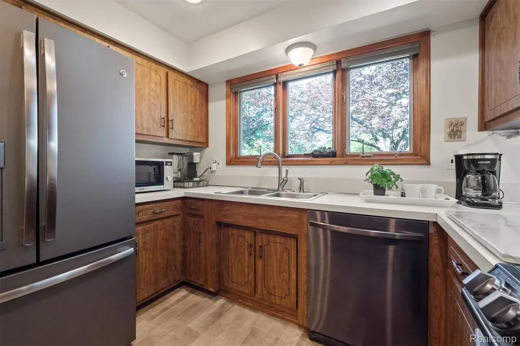 2366 Cumberland Drive Troy City MI 48085