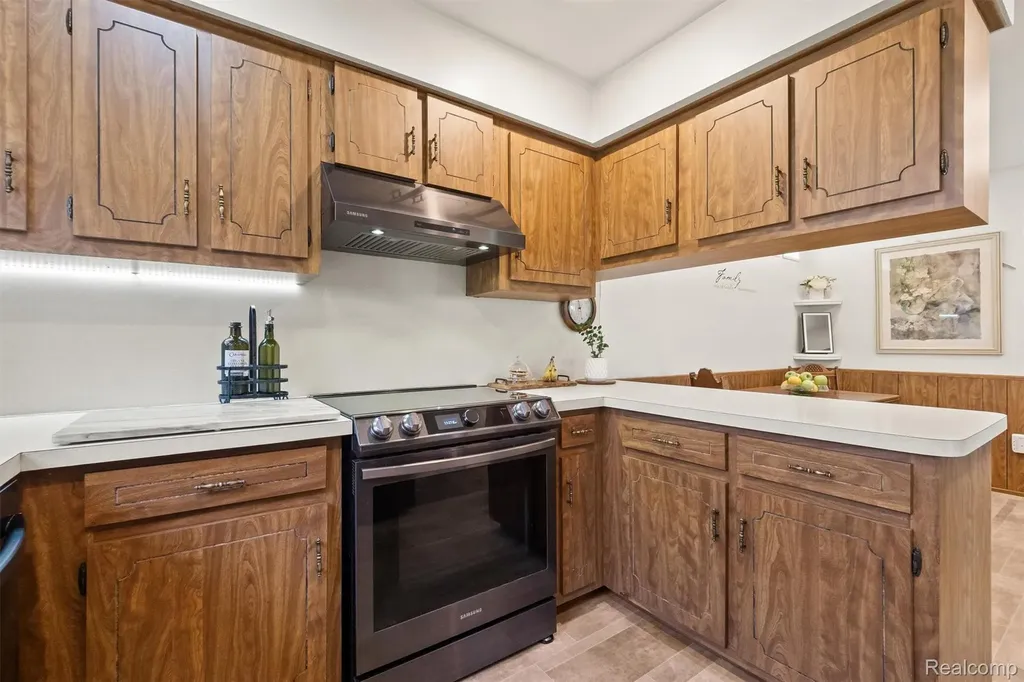 2366 Cumberland Drive Troy City MI 48085