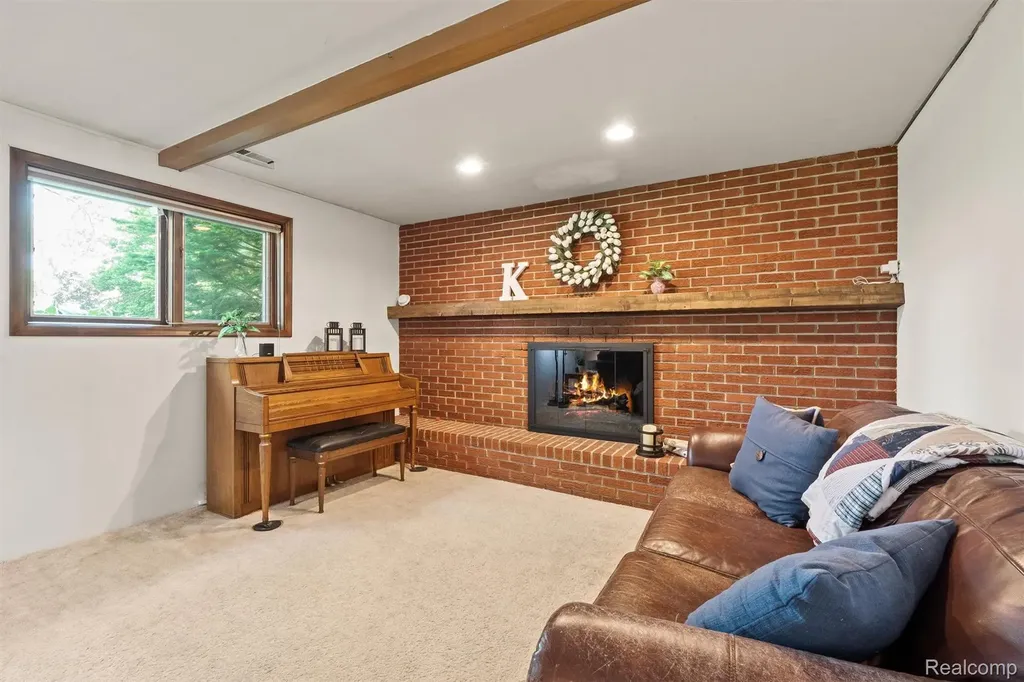 2366 Cumberland Drive Troy City MI 48085