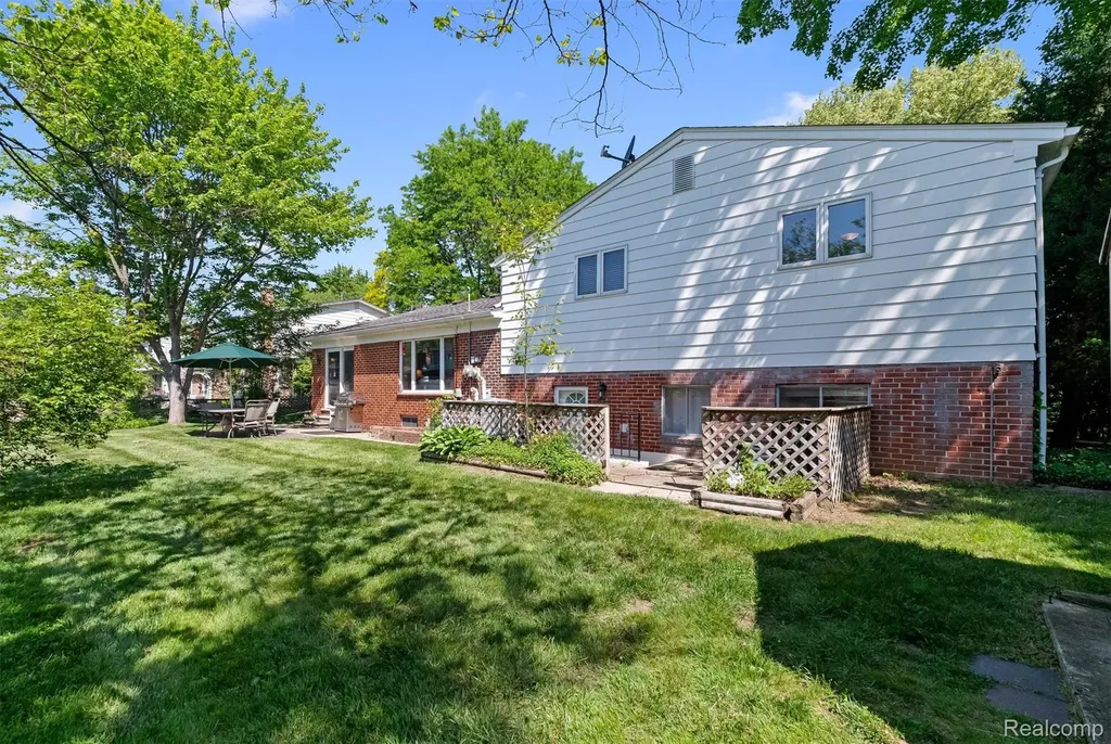 2366 Cumberland Drive Troy City MI 48085