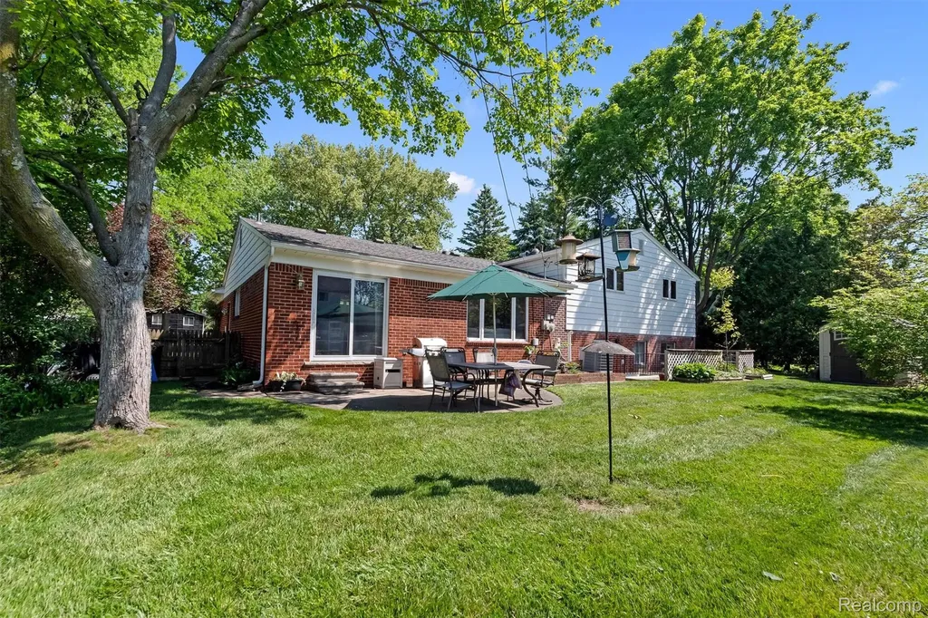 2366 Cumberland Drive Troy City MI 48085