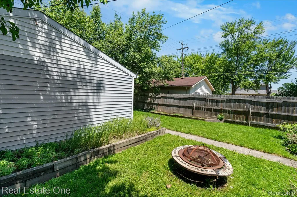 1712 Ash Street Wyandotte City MI 48192