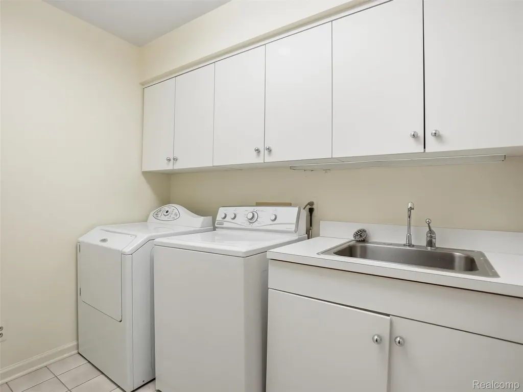 426 Oak Run Court Royal Oak City MI 48073