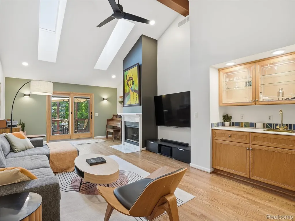426 Oak Run Court Royal Oak City MI 48073
