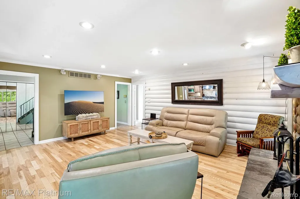 2615 Shagbark Milford Charter Township MI 48380