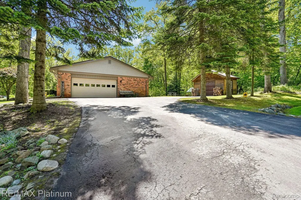 2615 Shagbark Milford Charter Township MI 48380