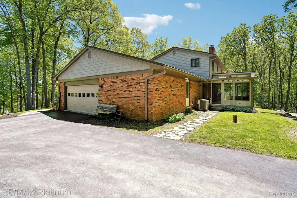 2615 Shagbark Milford Charter Township MI 48380