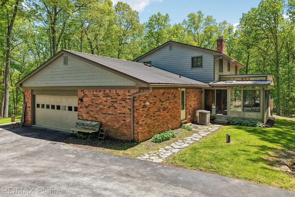 2615 Shagbark Milford Charter Township MI 48380