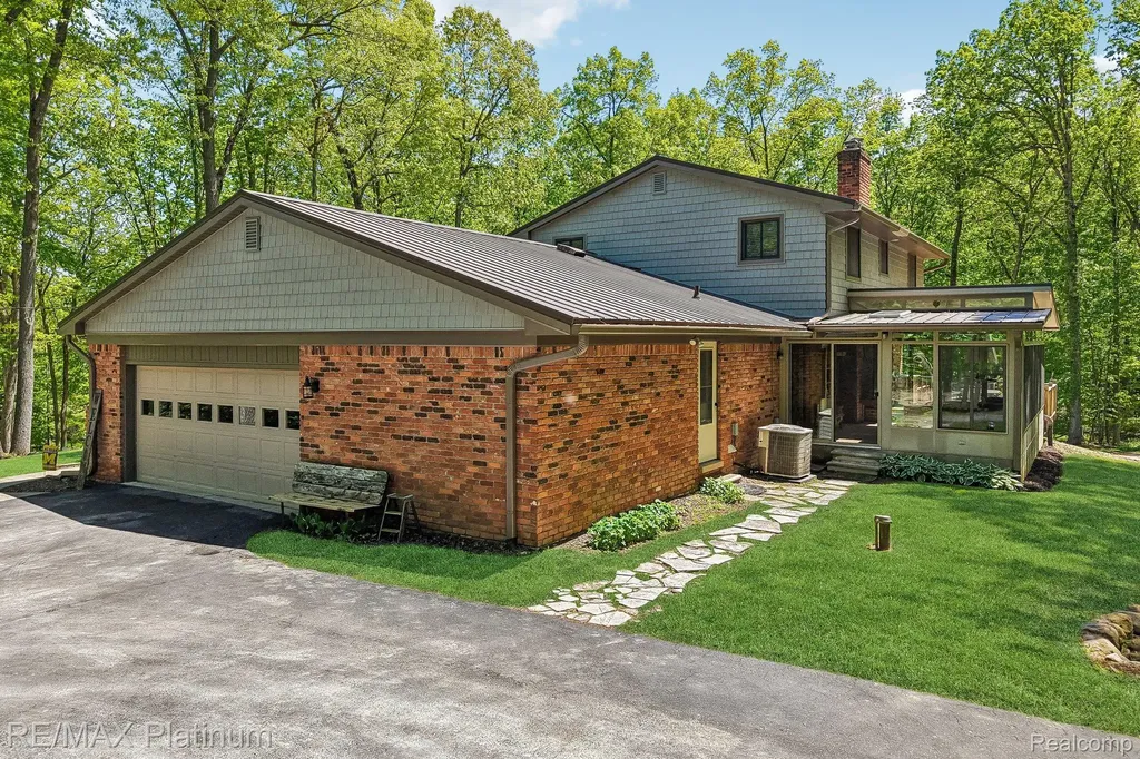 2615 Shagbark Milford Charter Township MI 48380