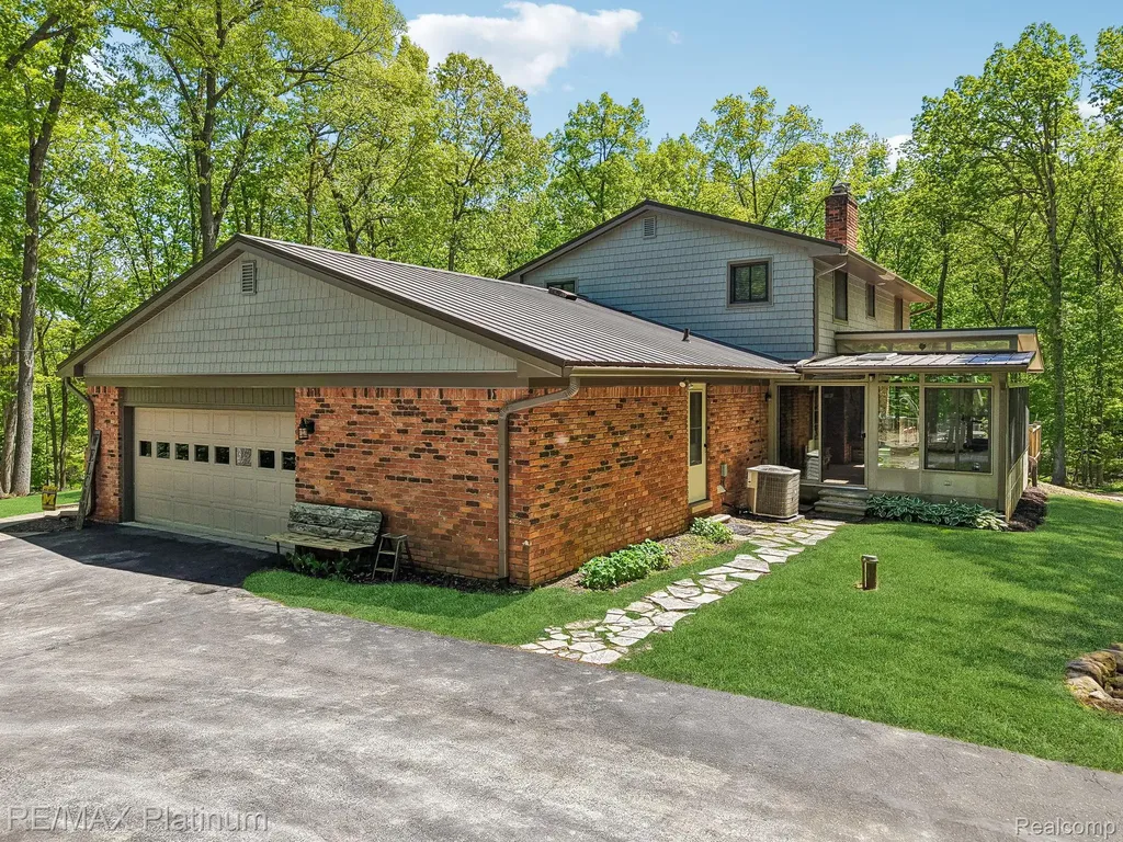2615 Shagbark Milford Charter Township MI 48380