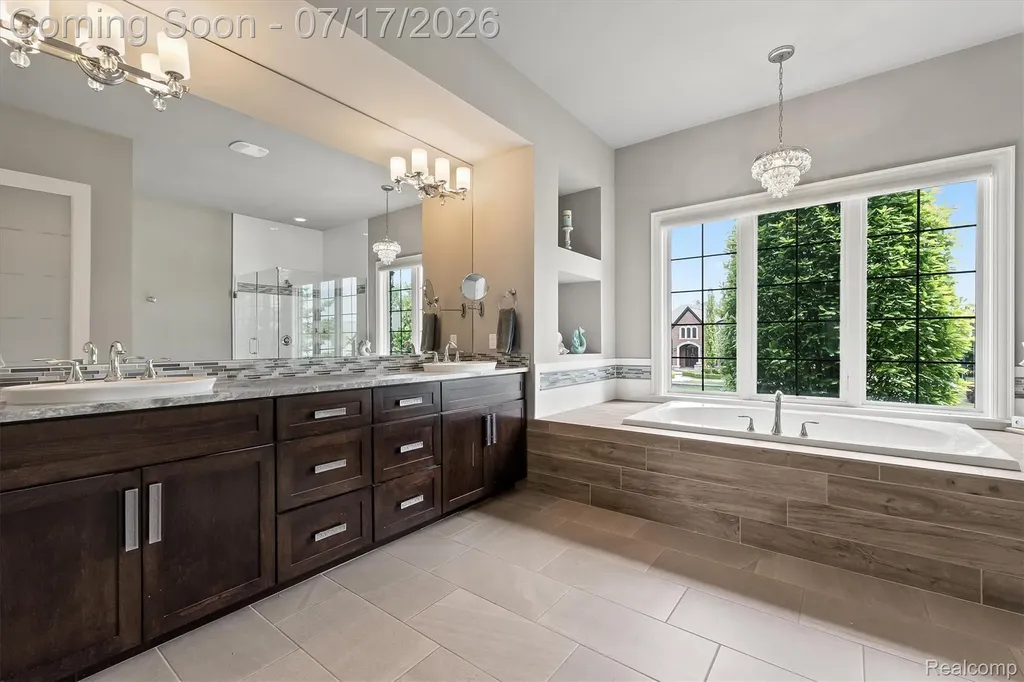 602 Wellington Circle Rochester Hills City MI 48309