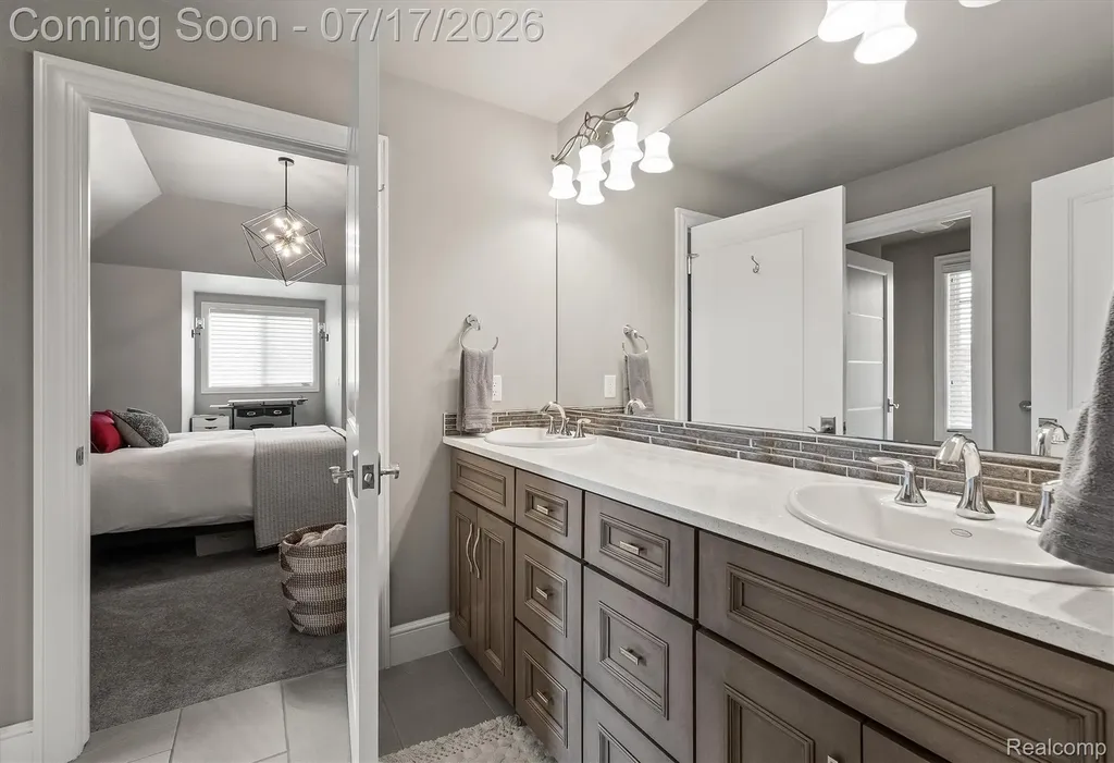 602 Wellington Circle Rochester Hills City MI 48309