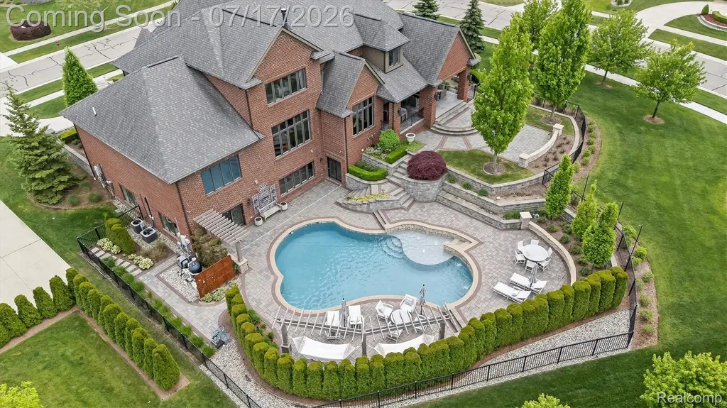 602 Wellington Circle Rochester Hills City MI 48309
