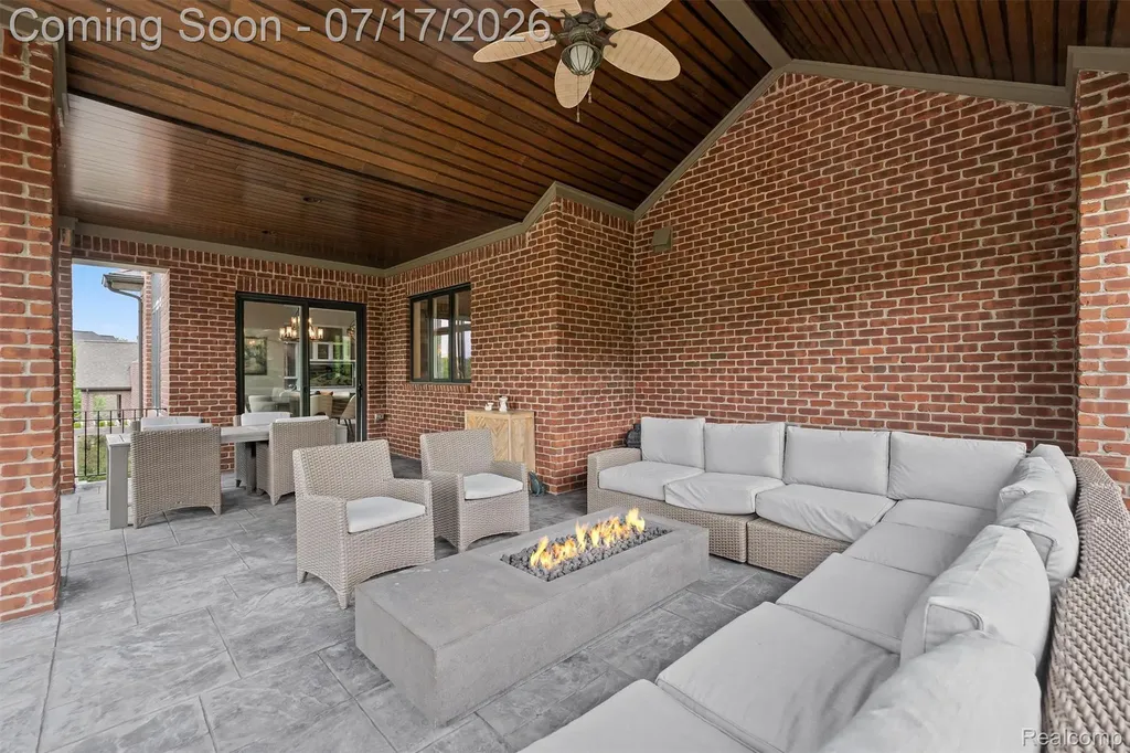 602 Wellington Circle Rochester Hills City MI 48309