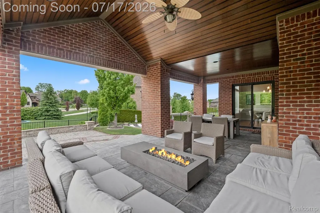 602 Wellington Circle Rochester Hills City MI 48309