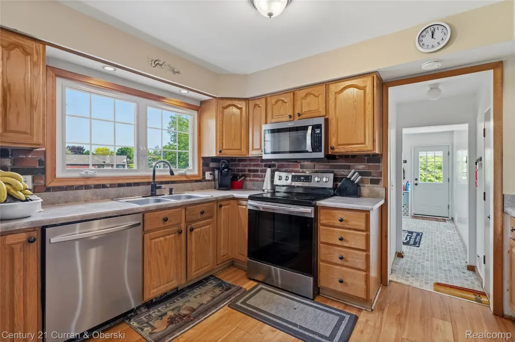 35484 Bennett Street Livonia City MI 48152
