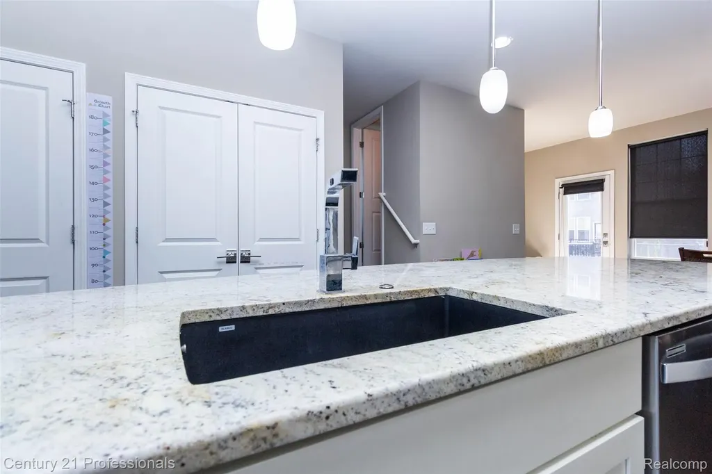 2924 Glenbar Circle Rochester Hills City MI 48307