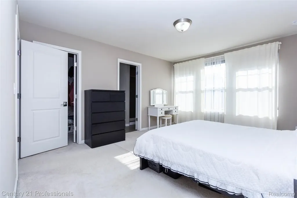 2924 Glenbar Circle Rochester Hills City MI 48307