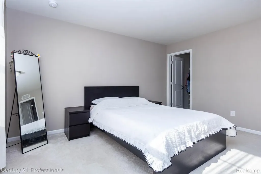 2924 Glenbar Circle Rochester Hills City MI 48307