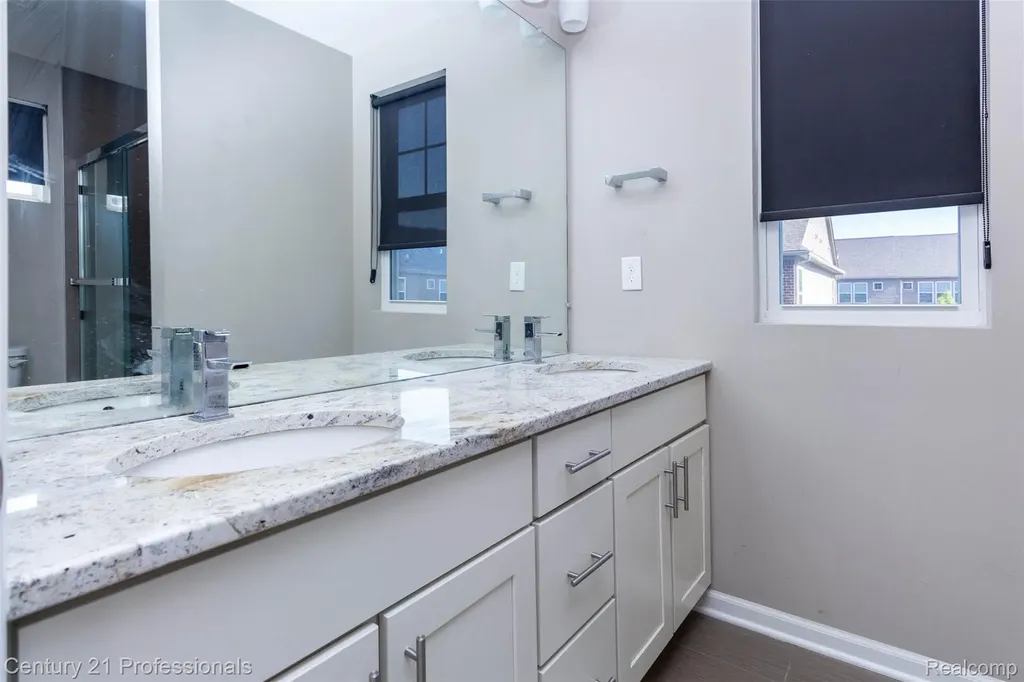2924 Glenbar Circle Rochester Hills City MI 48307
