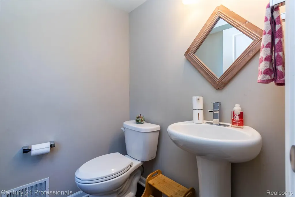 2924 Glenbar Circle Rochester Hills City MI 48307