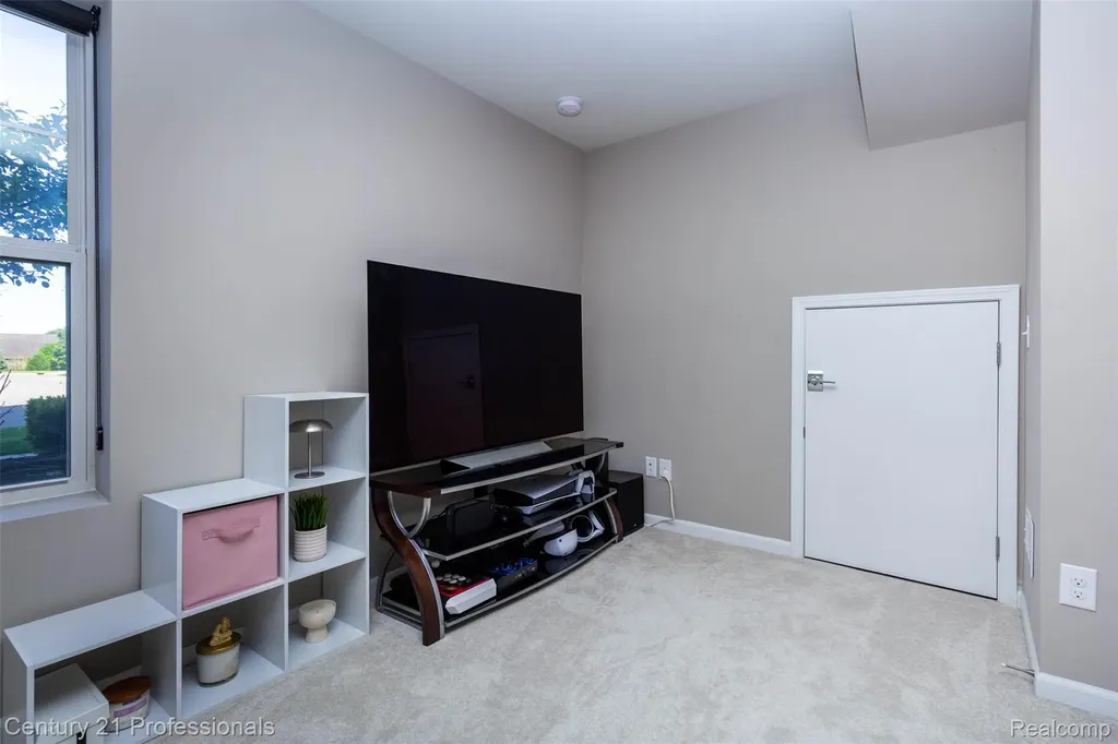 2924 Glenbar Circle Rochester Hills City MI 48307