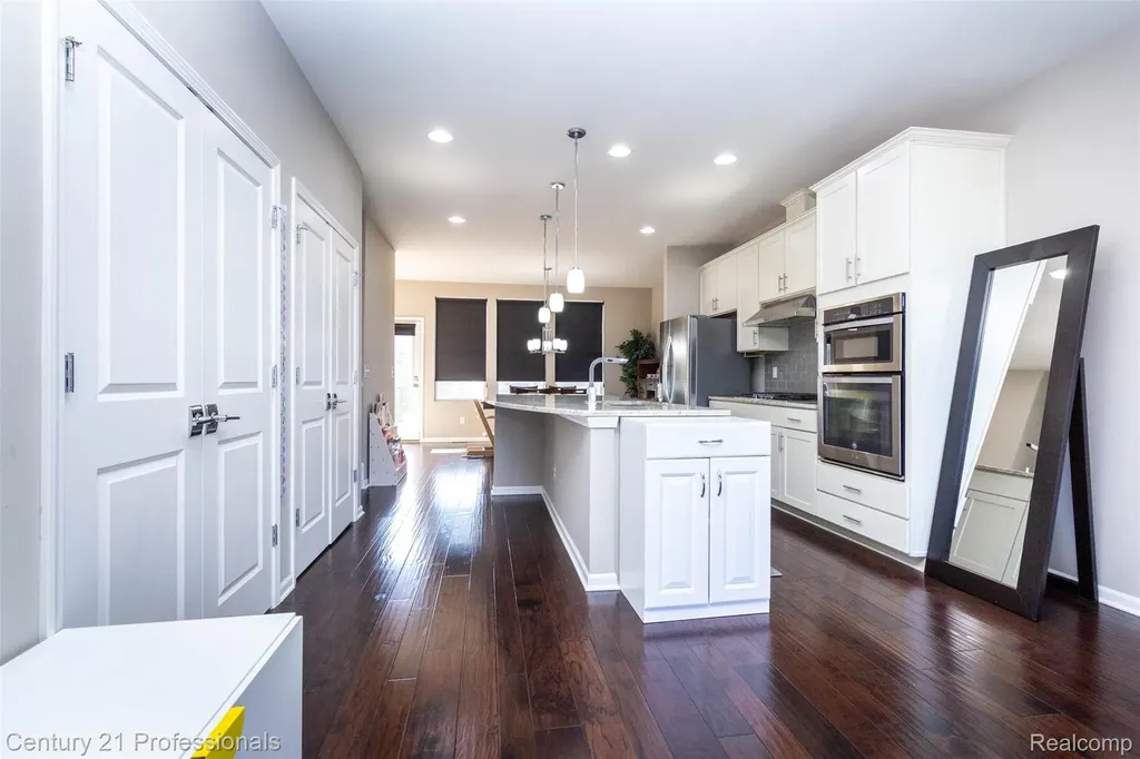 2924 Glenbar Circle Rochester Hills City MI 48307