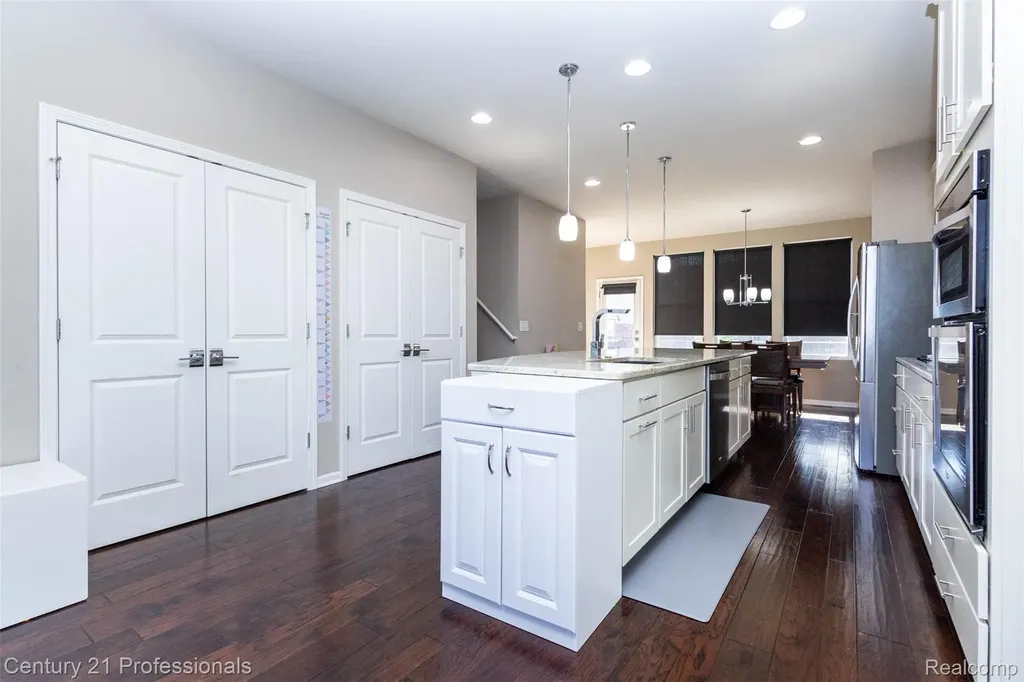 2924 Glenbar Circle Rochester Hills City MI 48307