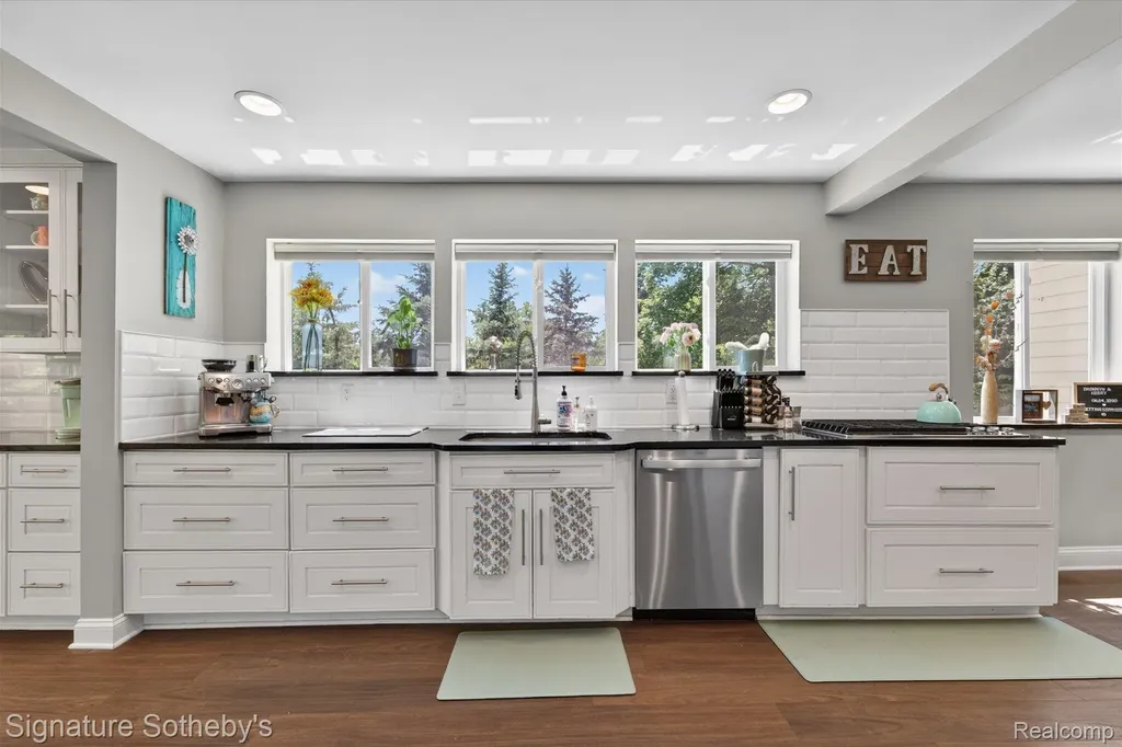 30650 Lahser Road Beverly Hills Village MI 48025
