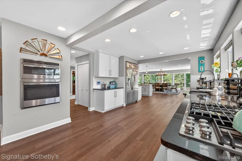30650 Lahser Road Beverly Hills Village MI 48025