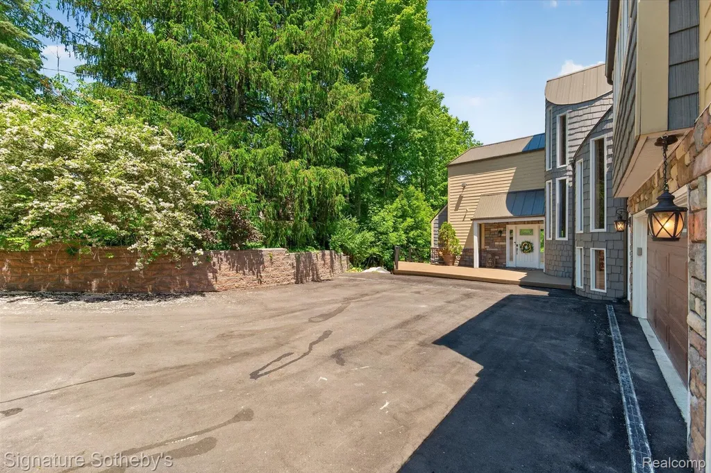 30650 Lahser Road Beverly Hills Village MI 48025