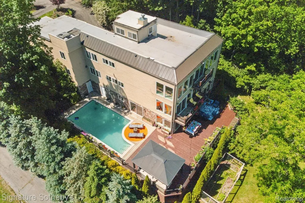 30650 Lahser Road Beverly Hills Village MI 48025