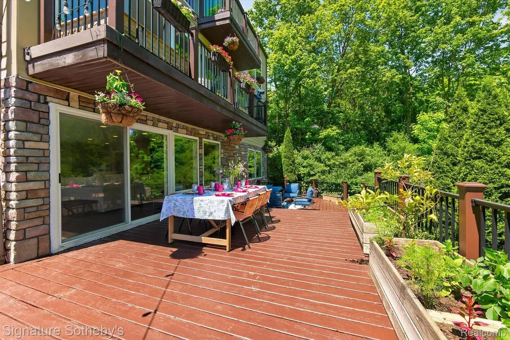 30650 Lahser Road Beverly Hills Village MI 48025