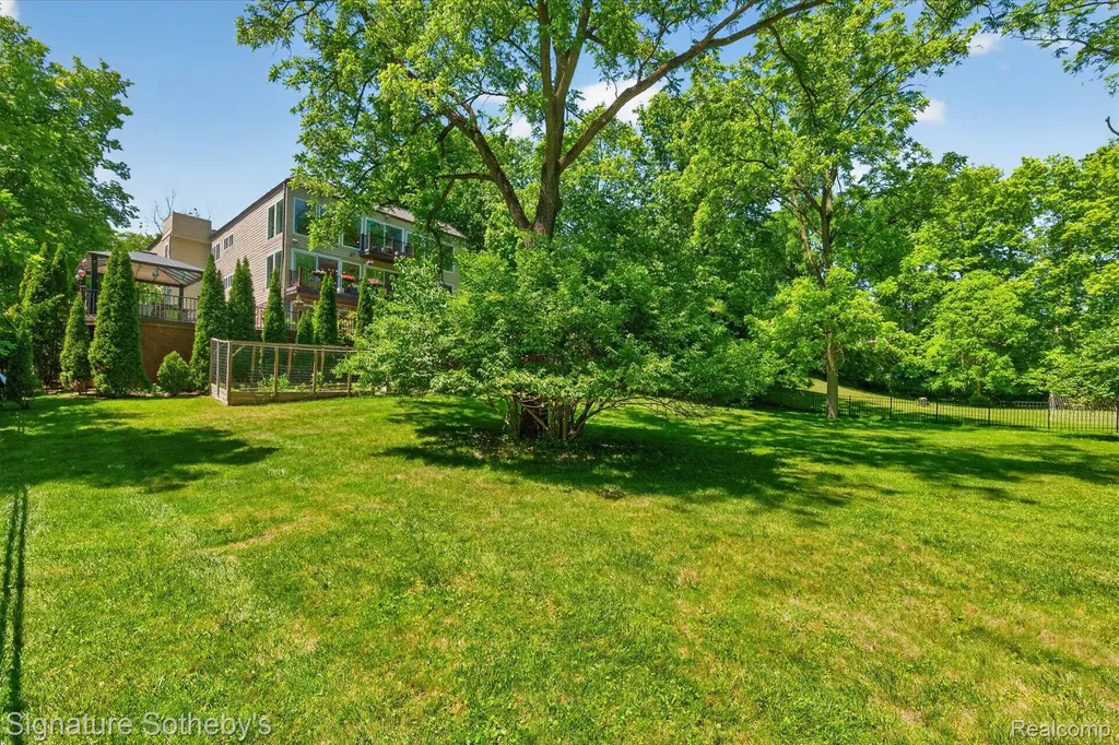 30650 Lahser Road Beverly Hills Village MI 48025