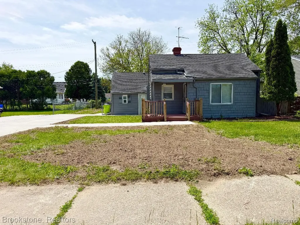 18374 Mesle Street Roseville City MI 48066