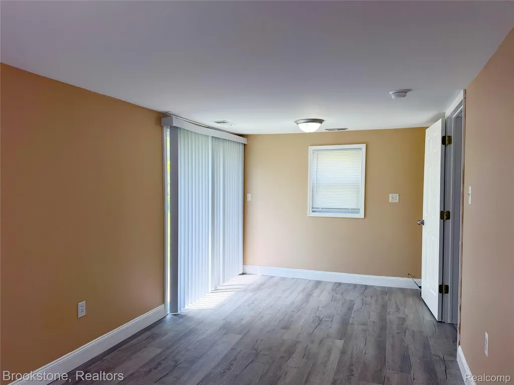 18374 Mesle Street Roseville City MI 48066