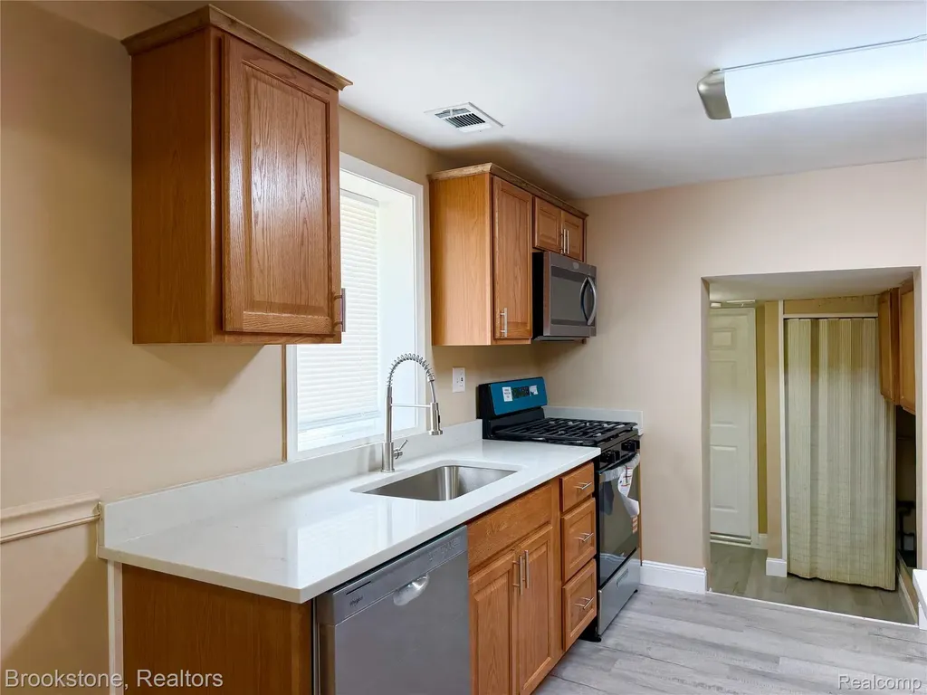 18374 Mesle Street Roseville City MI 48066