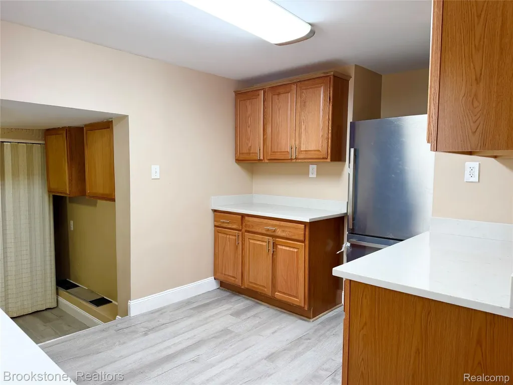 18374 Mesle Street Roseville City MI 48066