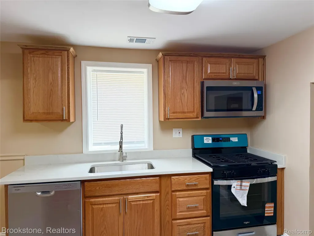 18374 Mesle Street Roseville City MI 48066