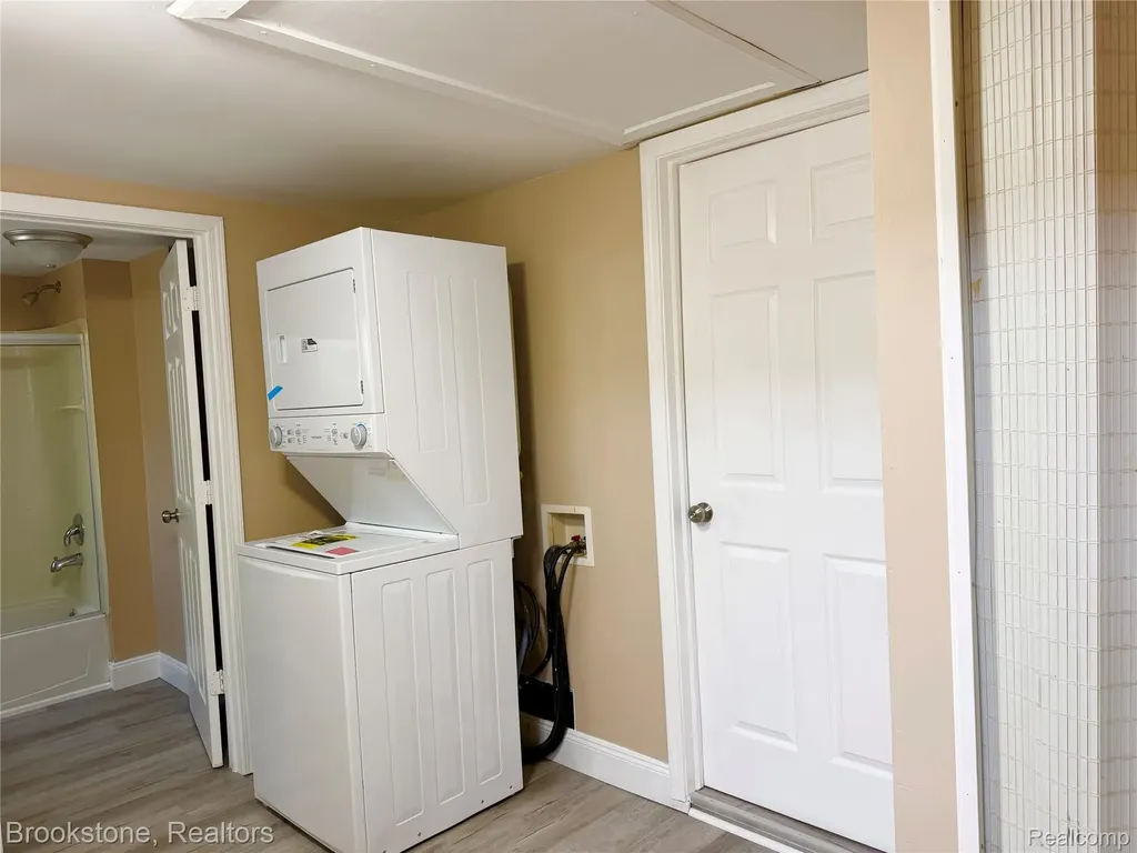 18374 Mesle Street Roseville City MI 48066