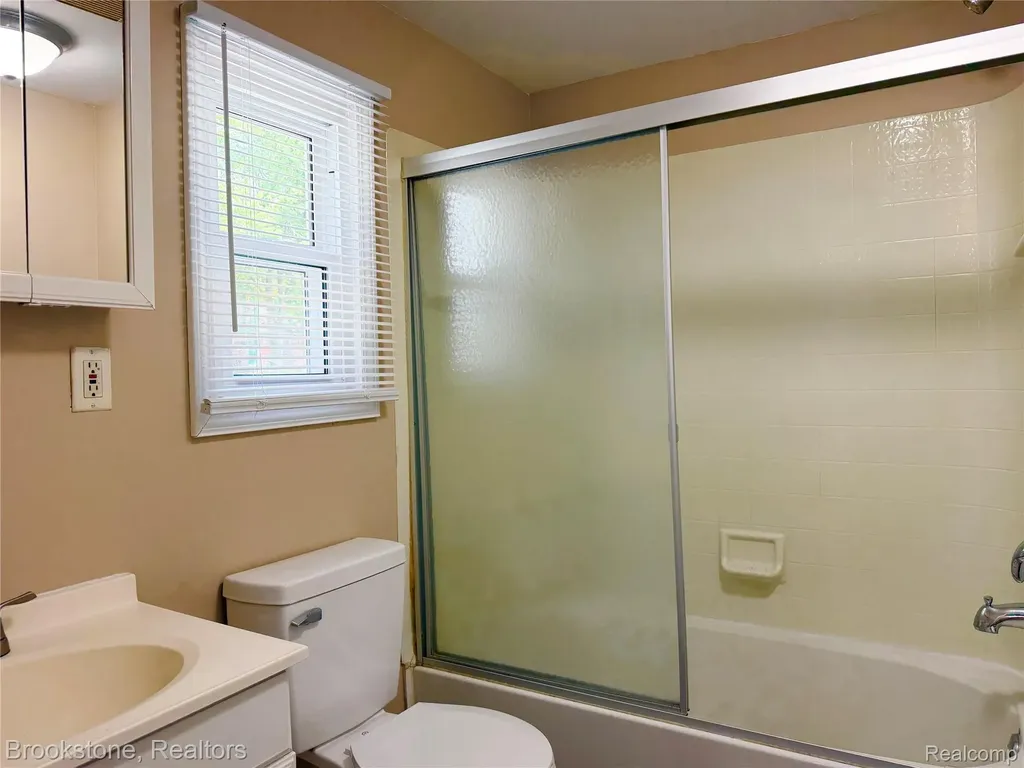 18374 Mesle Street Roseville City MI 48066