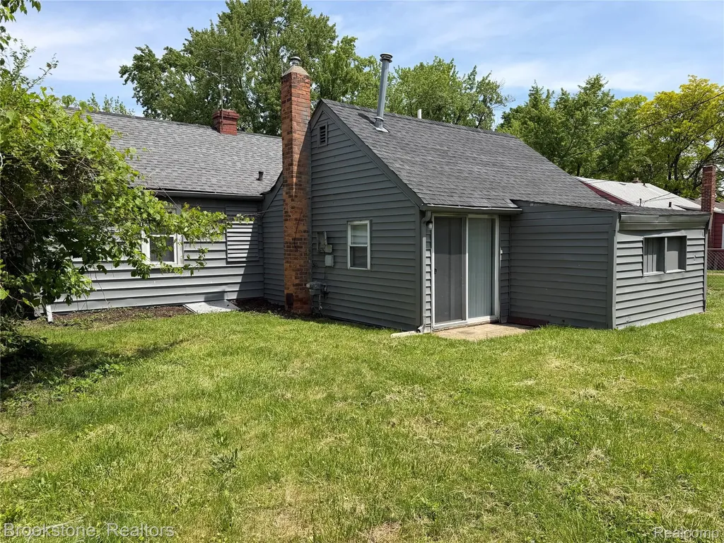 18374 Mesle Street Roseville City MI 48066