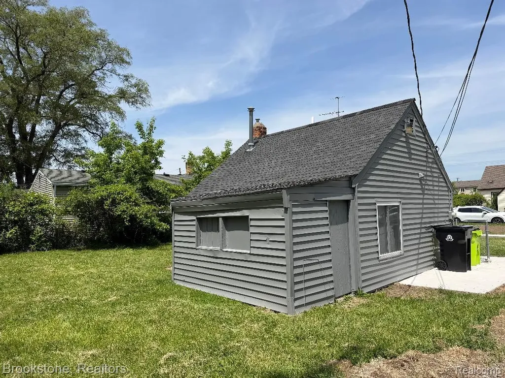 18374 Mesle Street Roseville City MI 48066