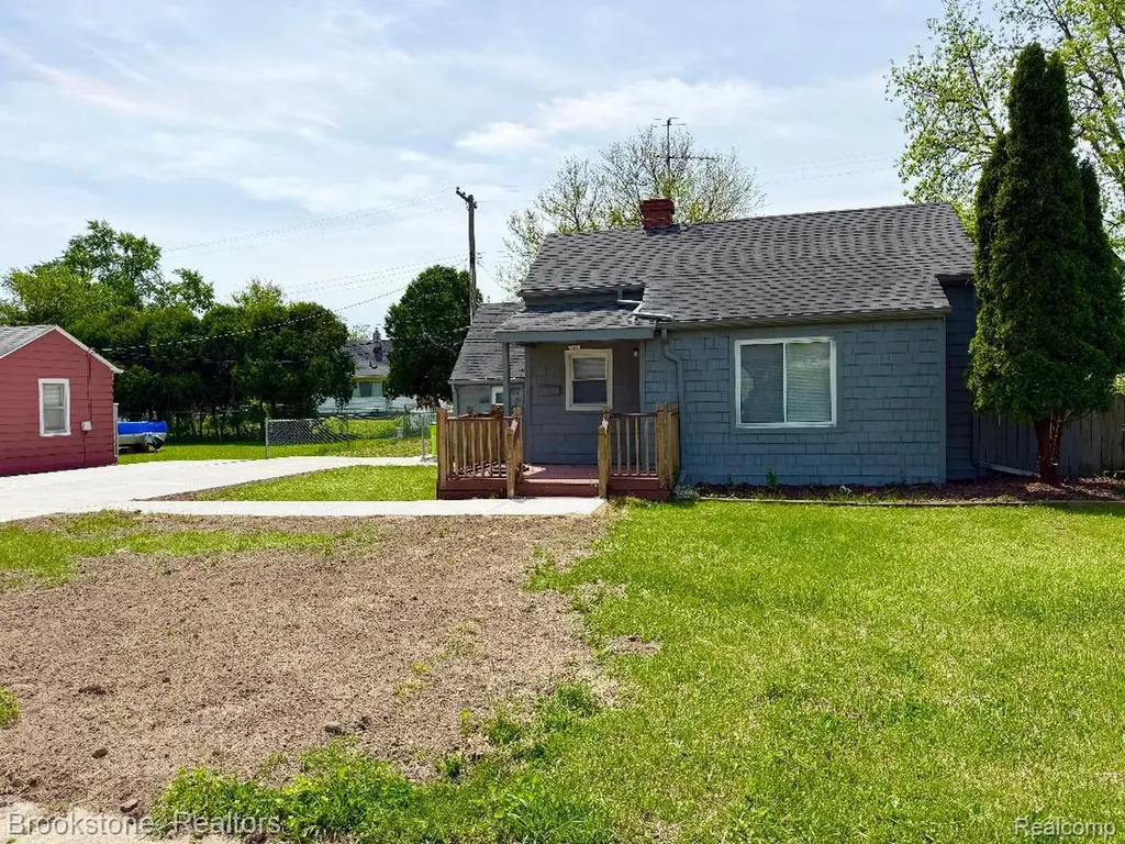18374 Mesle Street Roseville City MI 48066