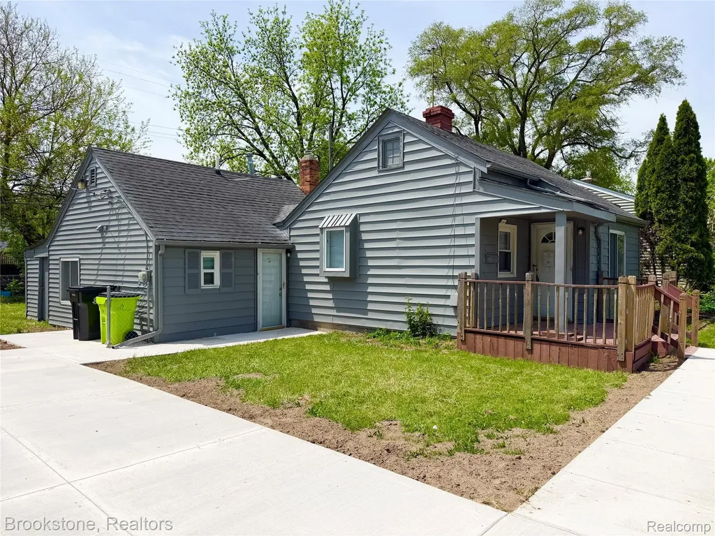 18374 Mesle Street Roseville City MI 48066