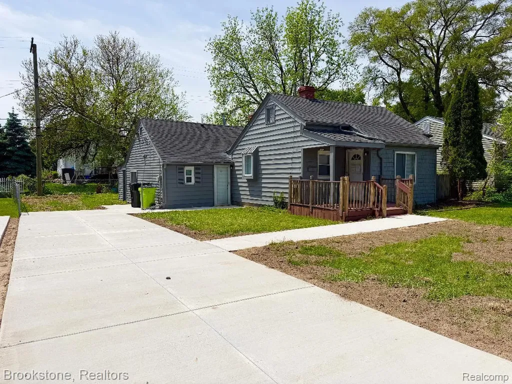 18374 Mesle Street Roseville City MI 48066