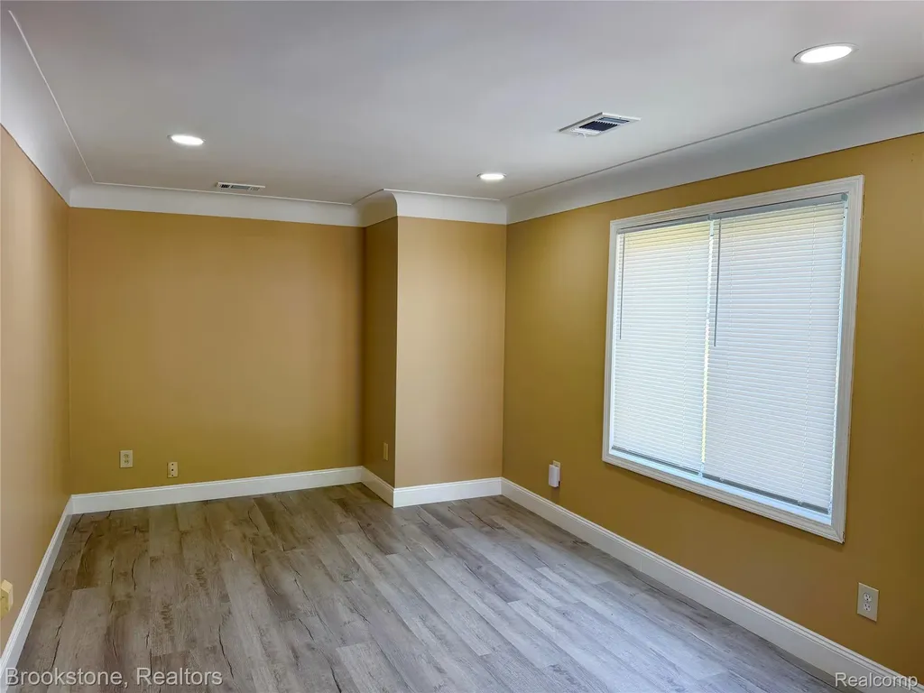 18374 Mesle Street Roseville City MI 48066