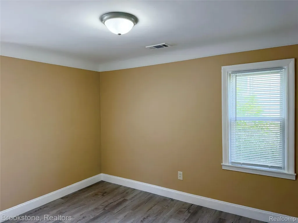18374 Mesle Street Roseville City MI 48066